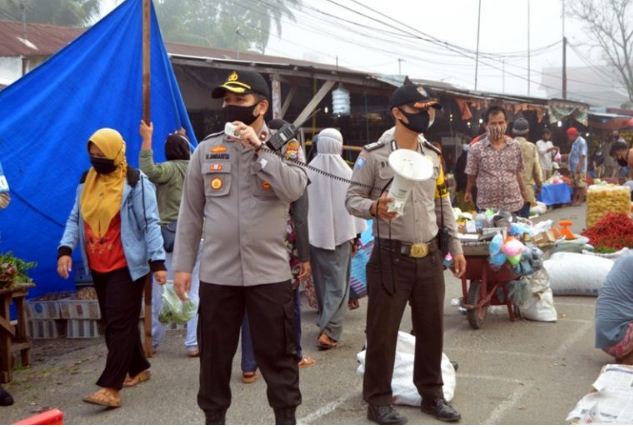 Terapkan New Normal, Pasar Tradisional di Pekanbaru Dijaga Personil Polri