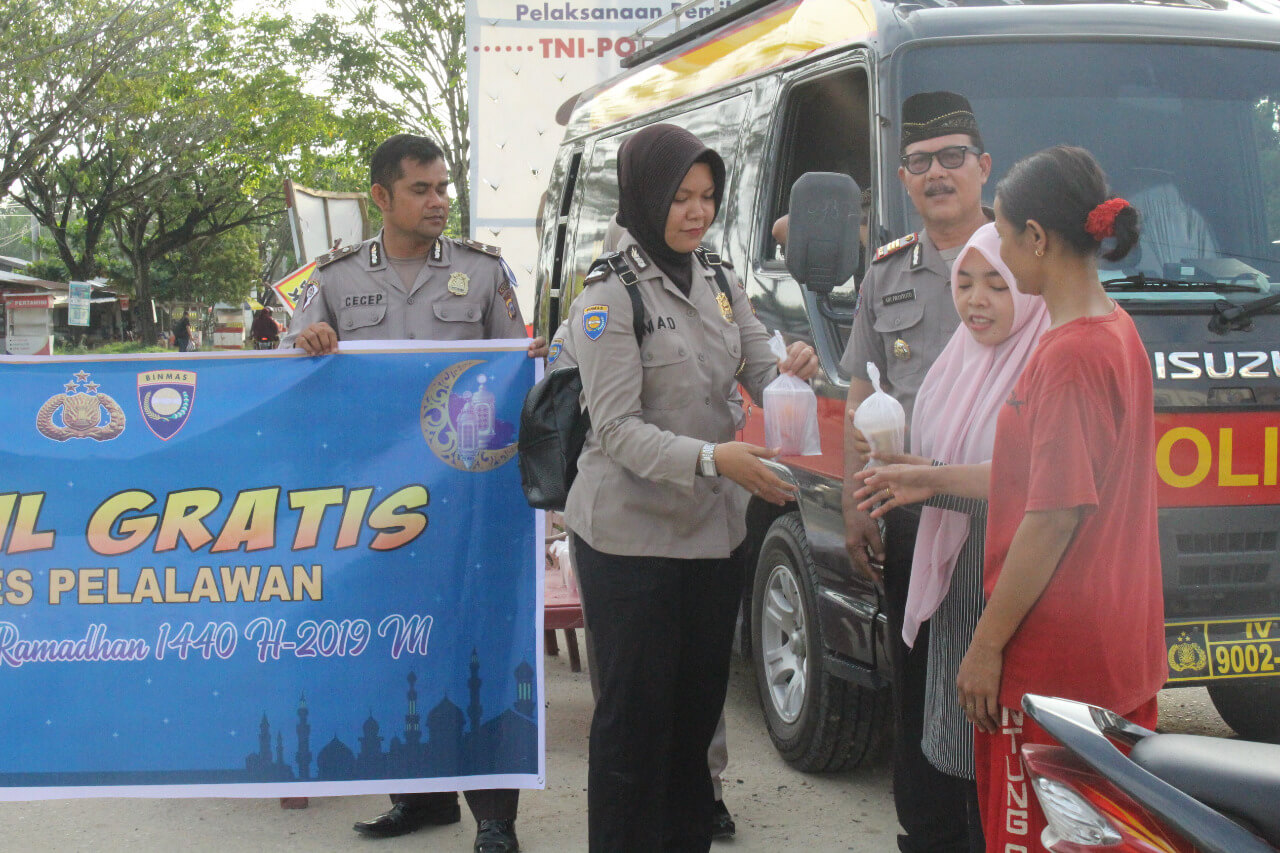 Polres Pelalawan Berbagi Keberkahan Dengan Berbagi Takjil