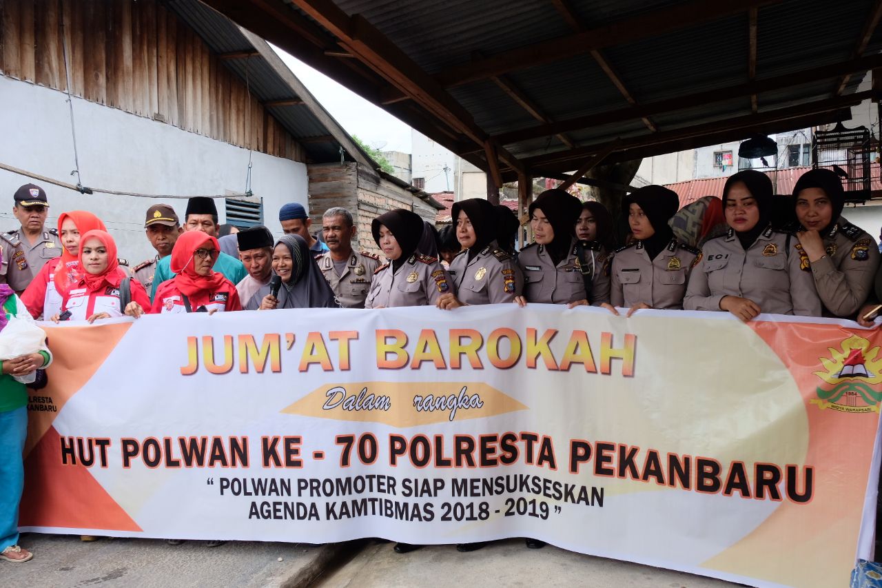 Dalam Rangka Hut Polwan ke-70, Polwan Polresta Pekanbaru  Kunjungi Warga Kurang Mampu