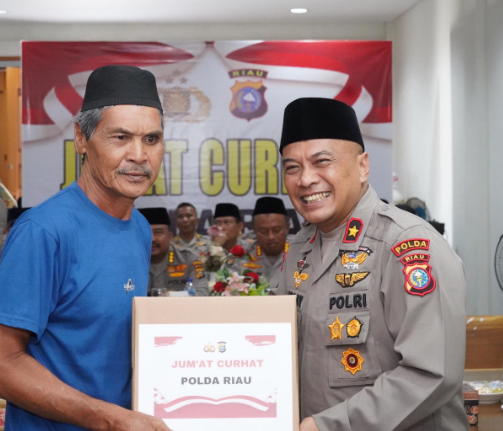 Wakapolda Riau Jumat Curhat di Kecamatan Payung Sekaki