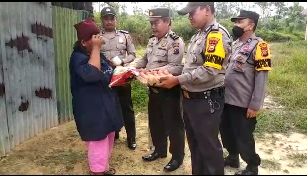 Menyambut HUT Bhayangkara Ke â€“ 76 Polsek Bunut Bagikan Paket Sembako Untuk Masyarakat Kurang Mampu