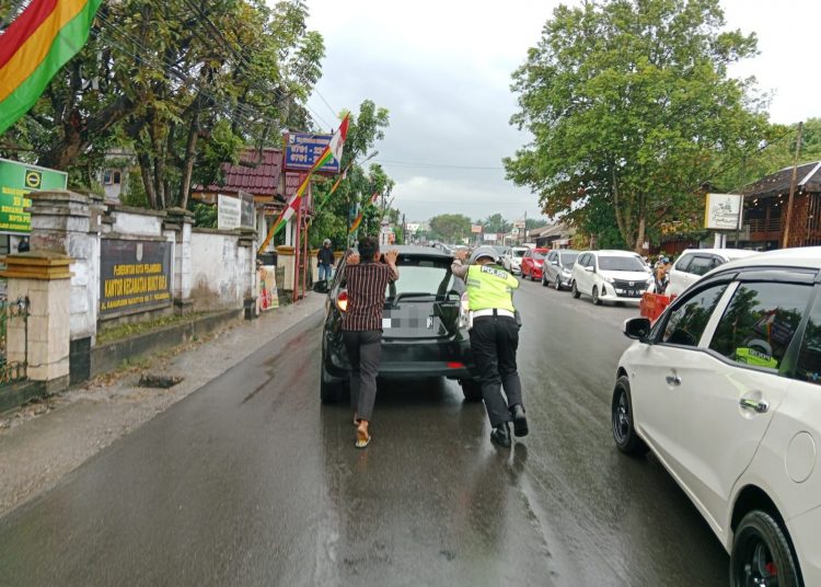 Polisi Sahabat Masyarakat, Personil Polsek Bukit Raya Bantu Dorong Mobil Mogok