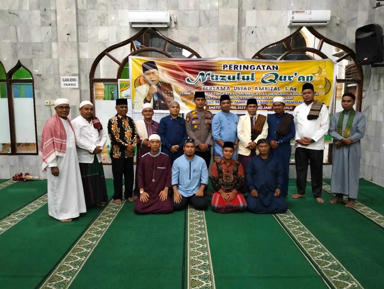 Kapolsek Tambusai Dan Personil Sholat Taraweh Keliling Sembari Nuzul Qurâ€™an di Masjid Al-Jamiâ€™