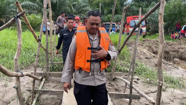 Kapolres Rohul Ikuti Langsung Pencarian Korban Yang Hanyut Di Aliran