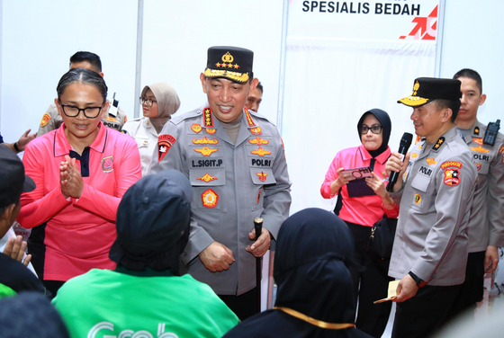 Kapolri Bagikan Sembako dan Alat Bantu Disabilitas di Puncak Bakti Kesehatan