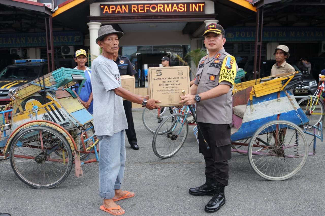 Kapolres Inhil Bagi-Bagi Bingkisan Sembako Kepada Tukang Becak Dayung