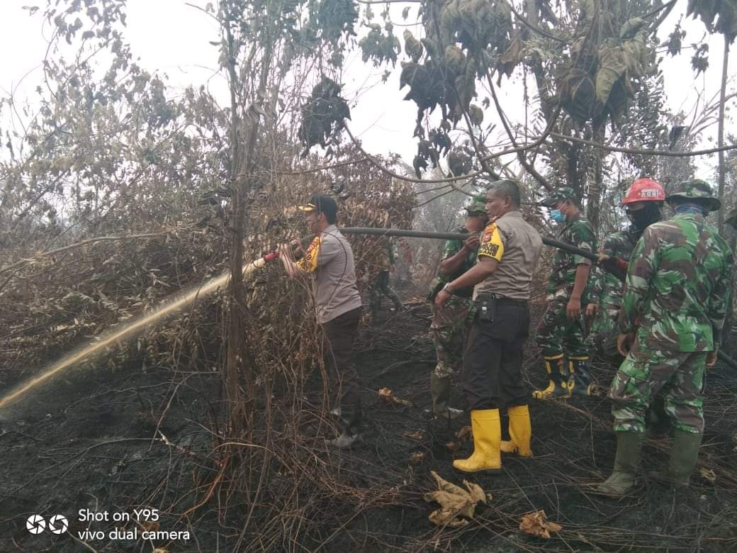 Kapolres Kampar Bersama Dandim Lakukan Pengecekan Lokasi Karhutla di Desa Rimbo Panjang