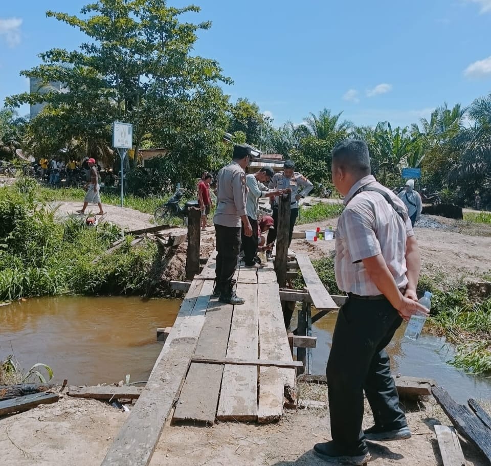 Kapolres Rohul, Bantu Warga Buat Jembatan Hingga Larut Malam
