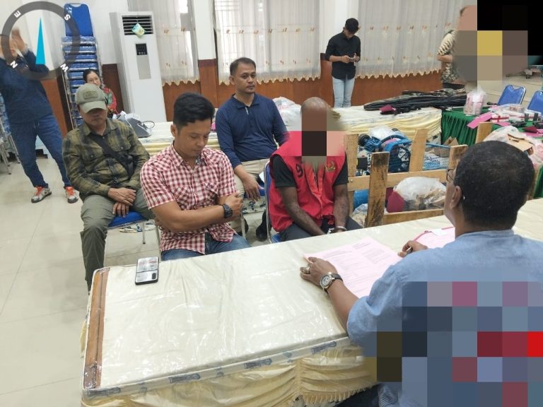 Satgas Ops Damai Cartenz serahkan tersangka Yuni Enumbi dan Barang Bukti Ratusan Amunisi ke Kejari Jayapura