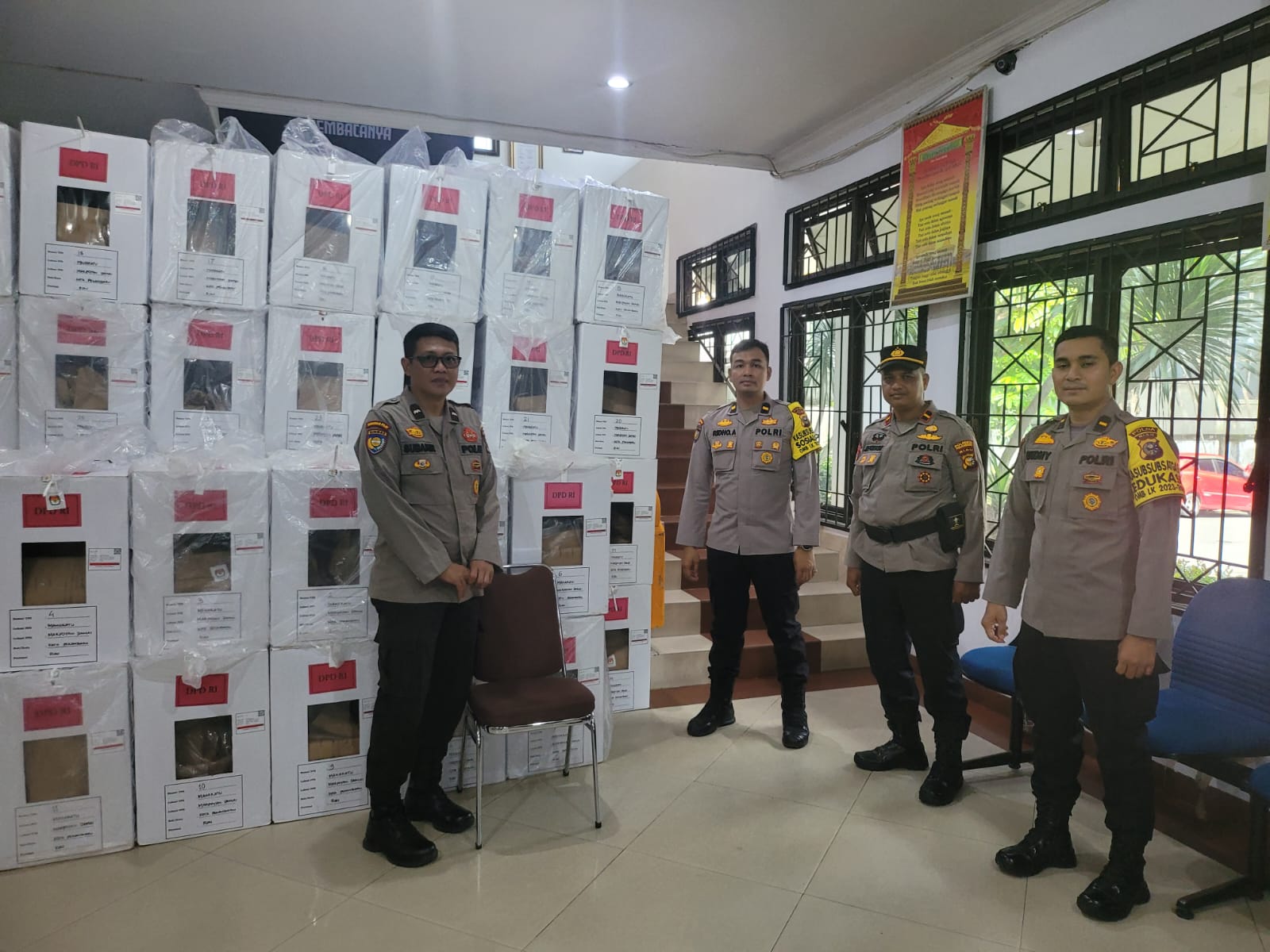 Satgas Preemtif Binmas Sambang Warga, Aktif Berkomunikasi Tentang Pentingnya Menjaga Situasi Keamanan Dan Ketertiban Selama Proses Rekapitulasi Suara.