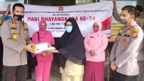Polres Inhu Bantu APD ke Puskesmas Sipayung