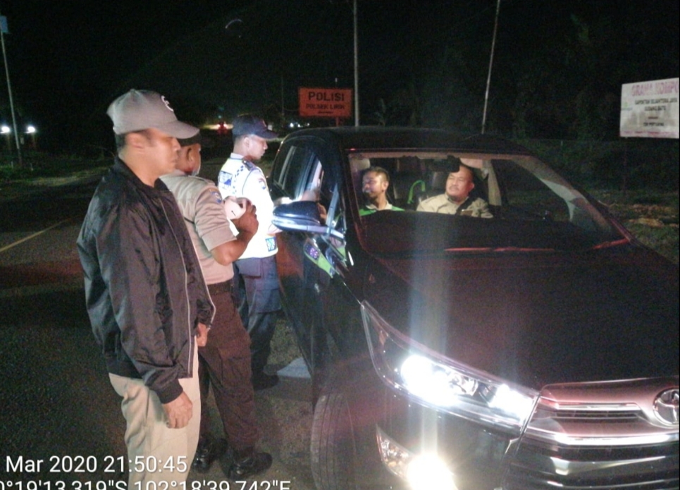 Kapolsek Lirik Pimpin Razia Malam Hari, Pastikan Wilayahnya Aman