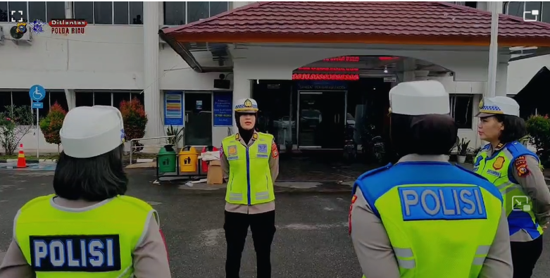 Personil Polwan Polda Riau Edukasi Para Pengunjung Car Free Day Bijak Bermedsos