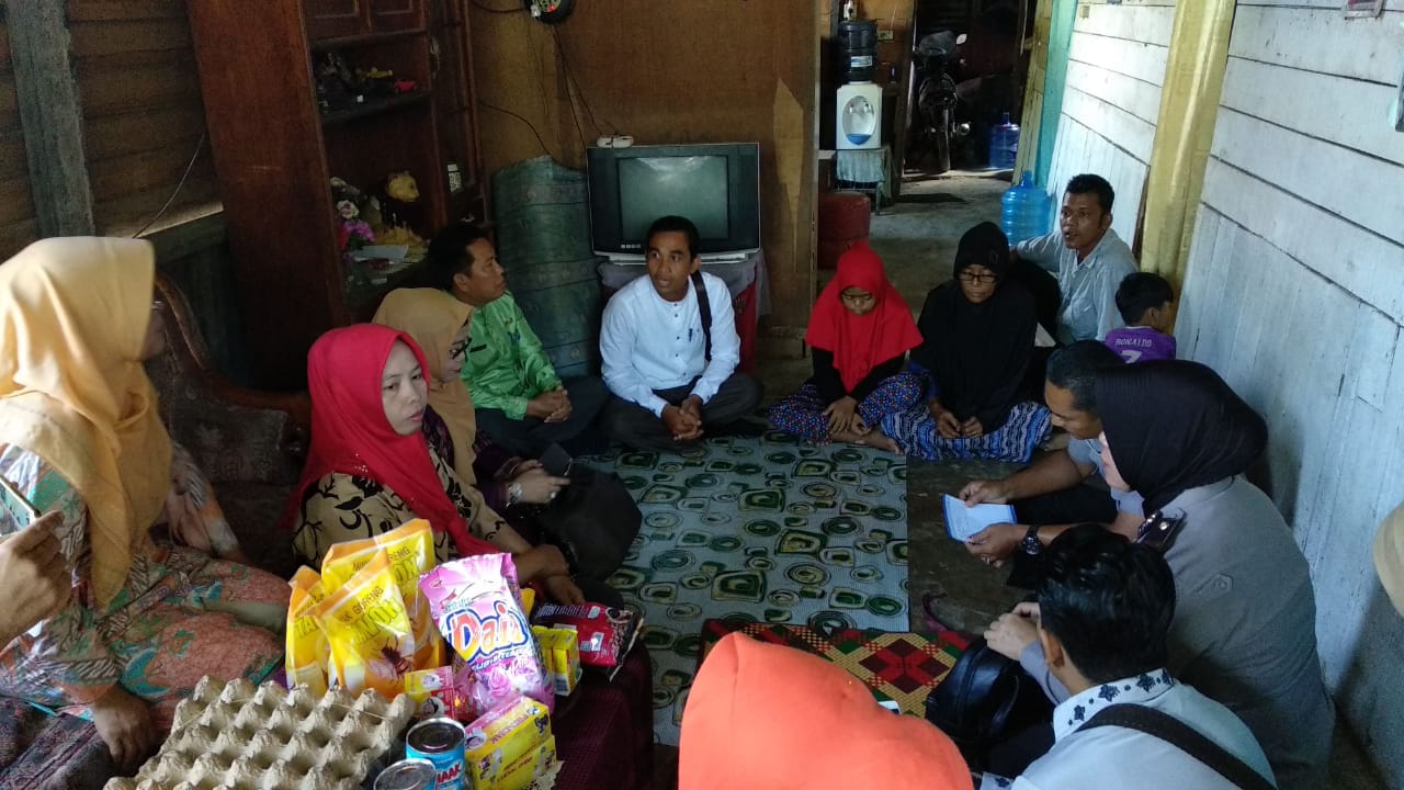 Tim Jum'at Barokah Polresta Pekanbaru Kunjungi Ibu Penjual Sayur Keliling