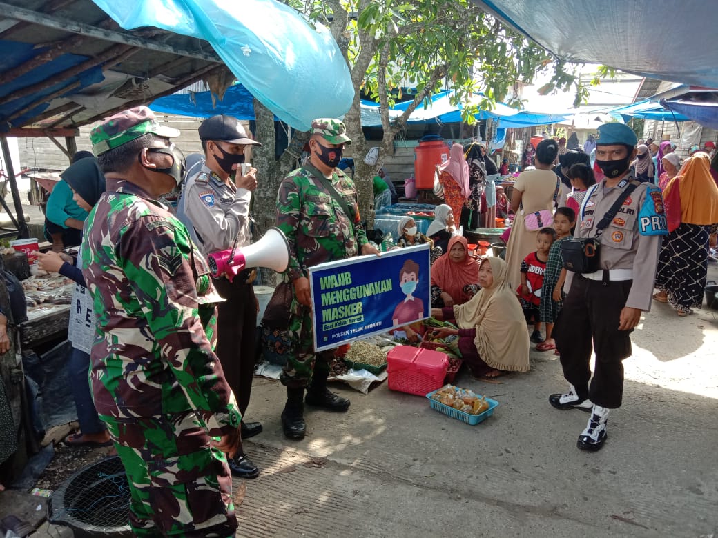 Polsek Teluk Meranti Gencarkan Prokes Saat Melakukan Pengamanan Di Pasar