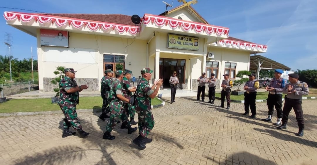 Polsek Pangkalan Lesung Dapat Kunjungan Danramil 04 Bersama Jajarannya Di HUT Bhayangkara