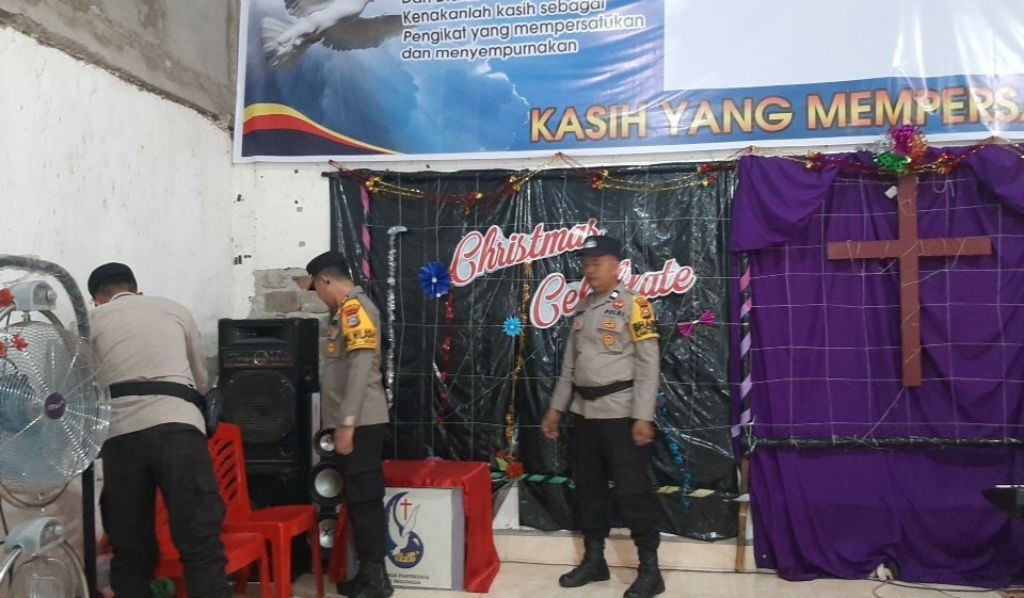 Kapolsek Kempas Amankan Perayaan Ibadah Natal, Wujudkan Persaudaraan dan Kerukunan