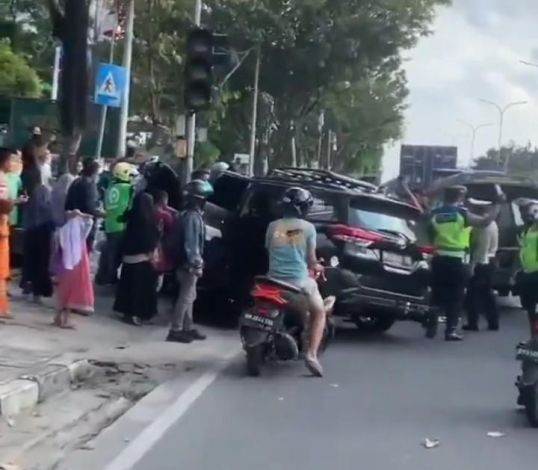 Tabrak Tiang Traffic Light, Pengemudi Mobil di Pekanbaru Tewas di Tempat