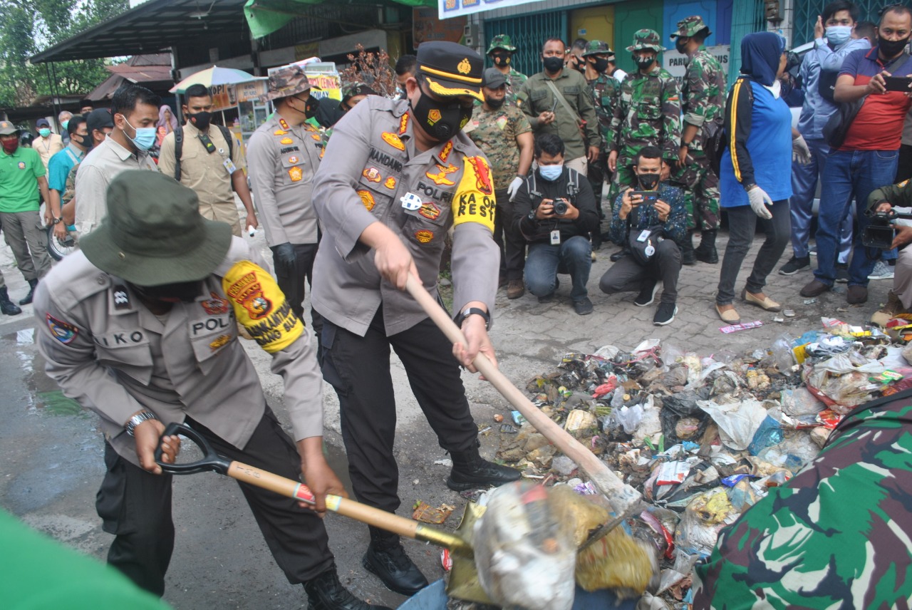 Kapolresta Ikut Terjun Angkut Tumpukan Sampah di Pasar Kodim