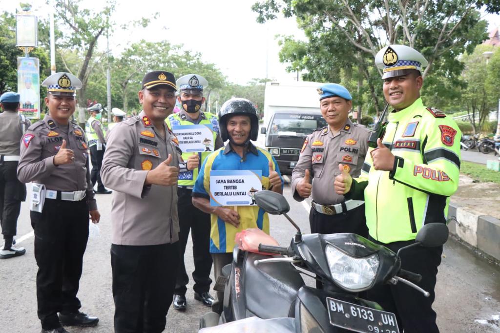 Tertib Dalam Berkendara Kapolres AKBP Pangucap Berikan Hadiah