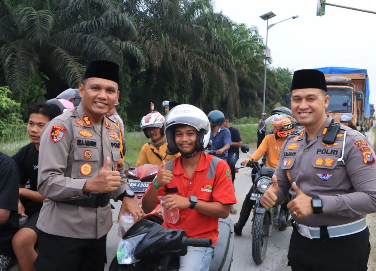 Polres Siak Gelar Kegiatan Berbagi Takjil dalam Rangka Ops Tertib Ramadan Lancang Kuning 2025