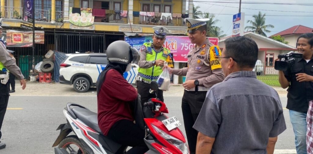 Satlantas Polres Kuansing Ajak Tokoh Adat Dan Kades Berikan Sembako Ke Pengendara