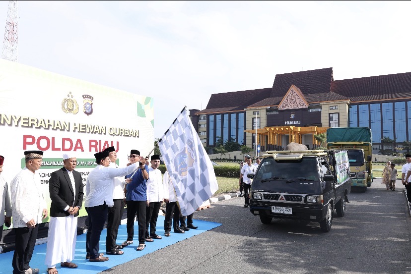 Polda Riau Sembelih 195 Hewan Kurban, Daging Disalurkan hingga Pelosok Desa