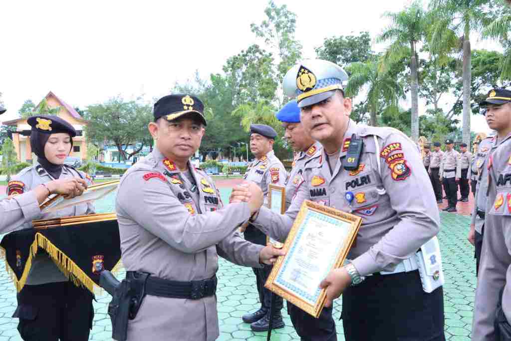 AKBP Asep Sujarwadi Kembali Berikan Penghargaan Kepada Personil Polres Siak Berprestasi