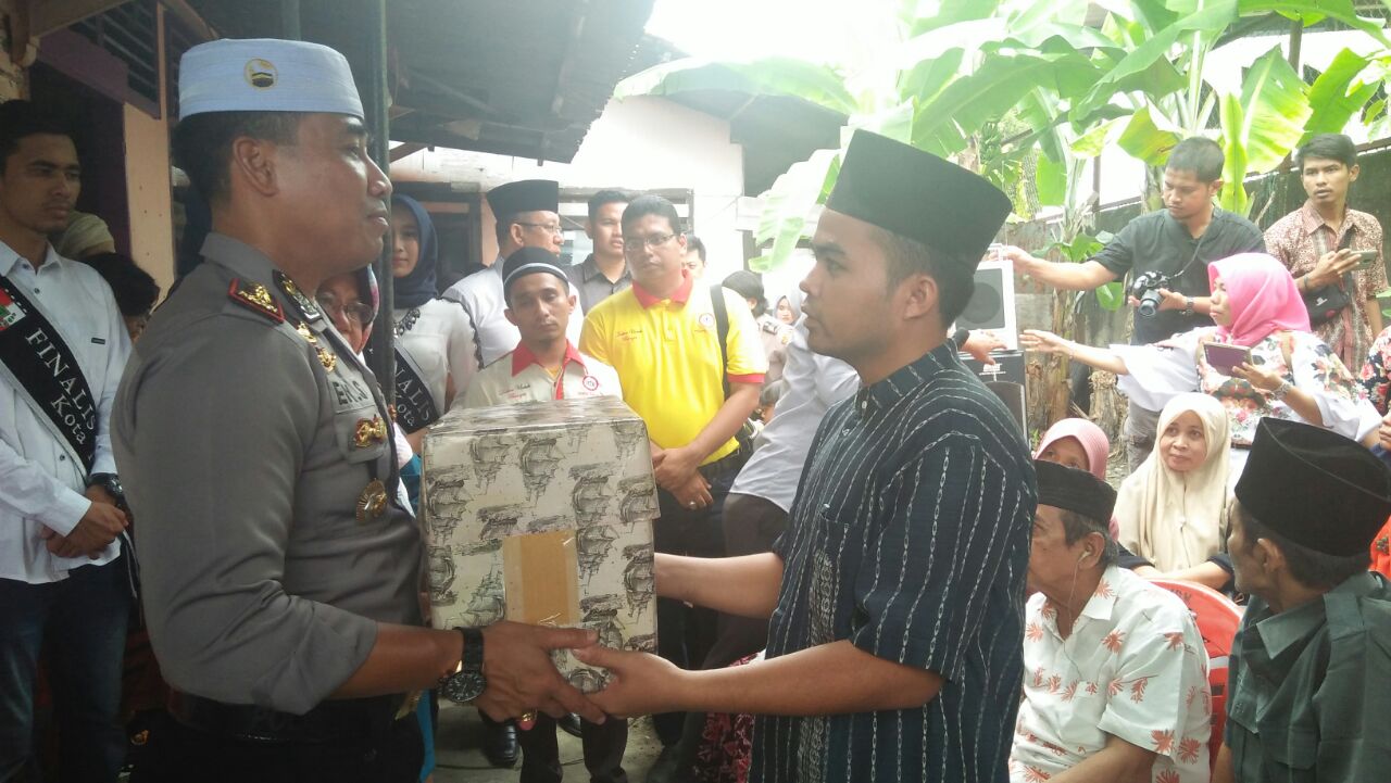 Jum'at Barokah Resta Pekanbaru Sambangi Rumah Nenek Pedagang Peyek Keliling