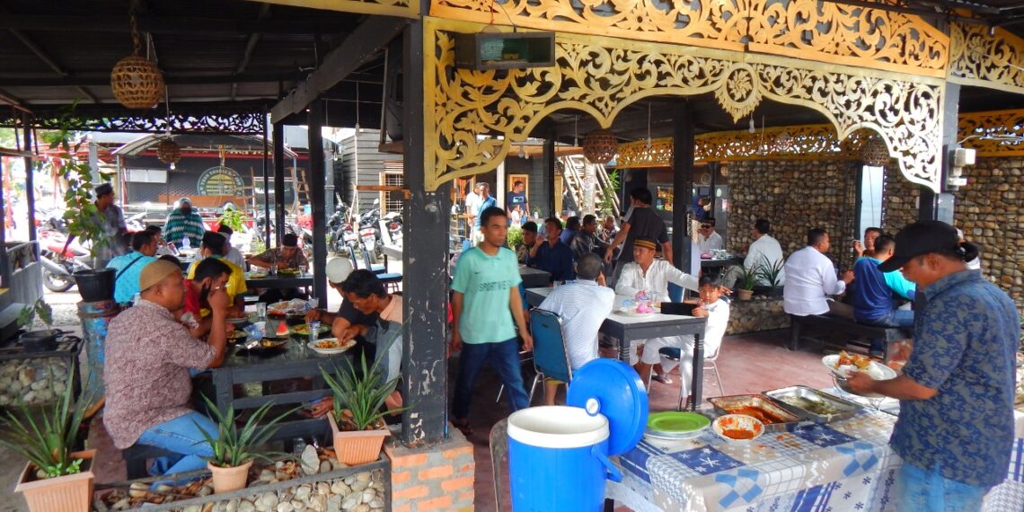 Satreskrim Polres Kampar Terus Lanjutan Program Jumat Barokah, Berbagi Makan Siang Untuk Dhuafa