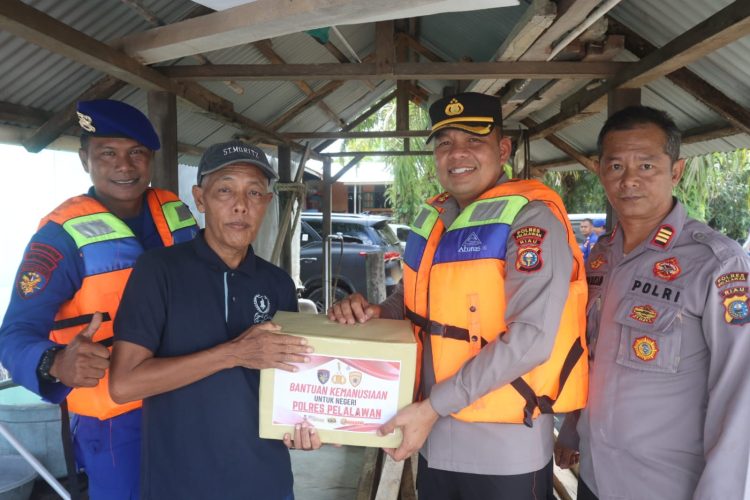 Kapolres Pelalawan Serahkan Bantuan Kemanusiaan Untuk Negeri Berupa Paket Sembako