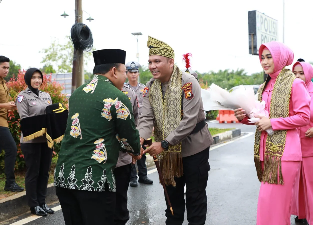 Prosesi Adat Melayu Warnai Serah Terima Jabatan Kapolres Siak Baru