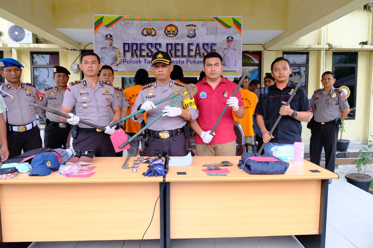 Polsek Tampan Bekuk Dua Pelaku Utama Pencurian Mobil di Showroom