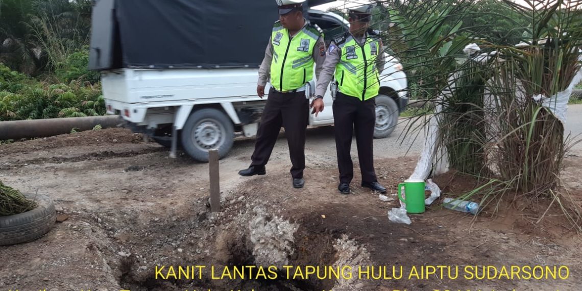 Jalan lintas Petapahan â€“ Simpang TB Km 75/76 Amblas, Anggota Polsek Tapung Hulu Lakukan Pengaturan