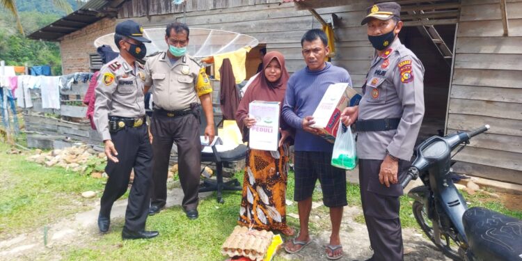 Puting Beliung Landa Desa Gema, Kapolres Kampar Utus Kapolsek Beri Bantuan Untuk Warga