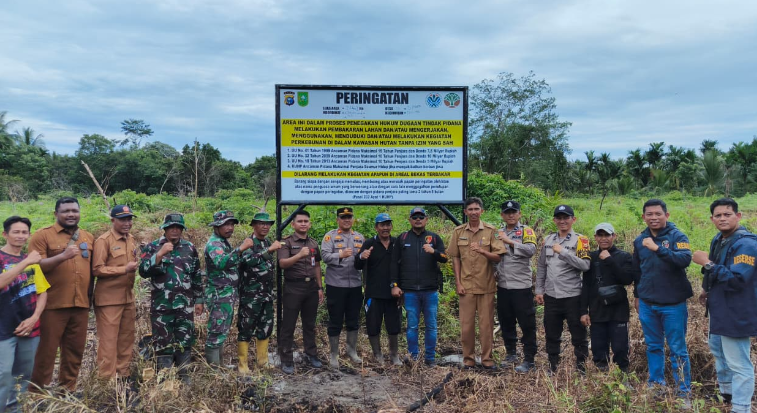 Polres Inhil Pasang Papan Plang Peringatan Karhutla di Kelurahan Tanjung Pidada