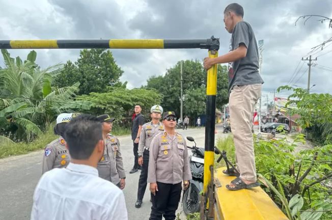 Demi Keselamatan, Kapolres Rohul Ingatkan Masyarakat Tidak Buka Portal Jembatan Sei Rokan