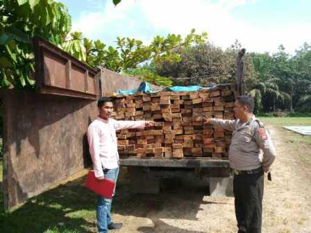 Polsek Ukui Gagalkan Mobil Truk Pengangkut Kayu Ilegal Logging