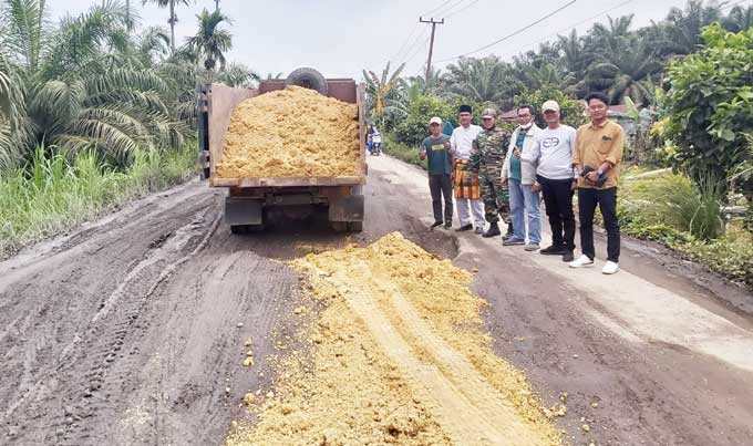 Polsek Kuala Cenaku Prakarsai Perbaikan Jalan Lintas