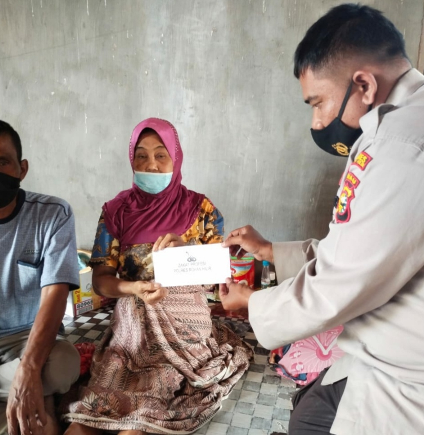 Peduli Sesama, Polsek Sinaboi Berikan Zakat Profesi Kepada Kaum Duafa