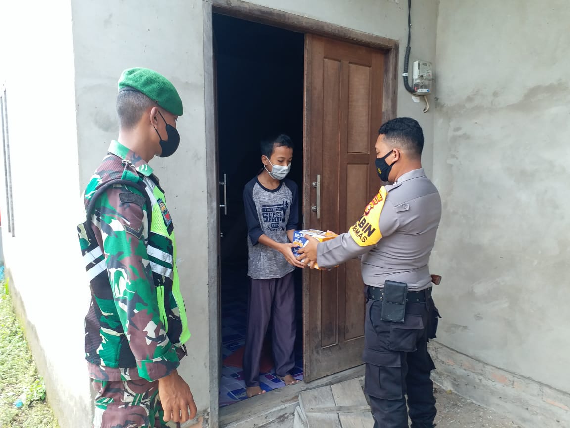 Jumat Berkah, Polres Inhil Bagikan Nasi Kotak kepada Warga yang Lakukan Isoman