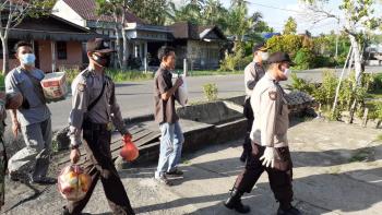 Polsek Bangko Salurkan Bantuan Sembako Terhadap Pasien Covid 19 Menjalani Isolasi Mandiri