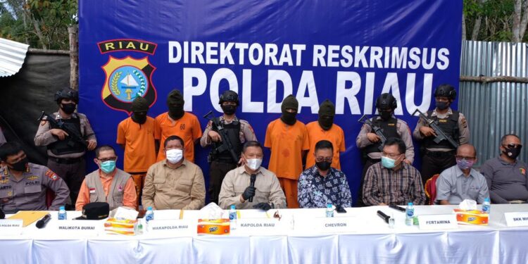 4 Orang Sindikat Penyulingan Minyak Illegal yang Beroperasi di Dumai Diringkus Polda Riau