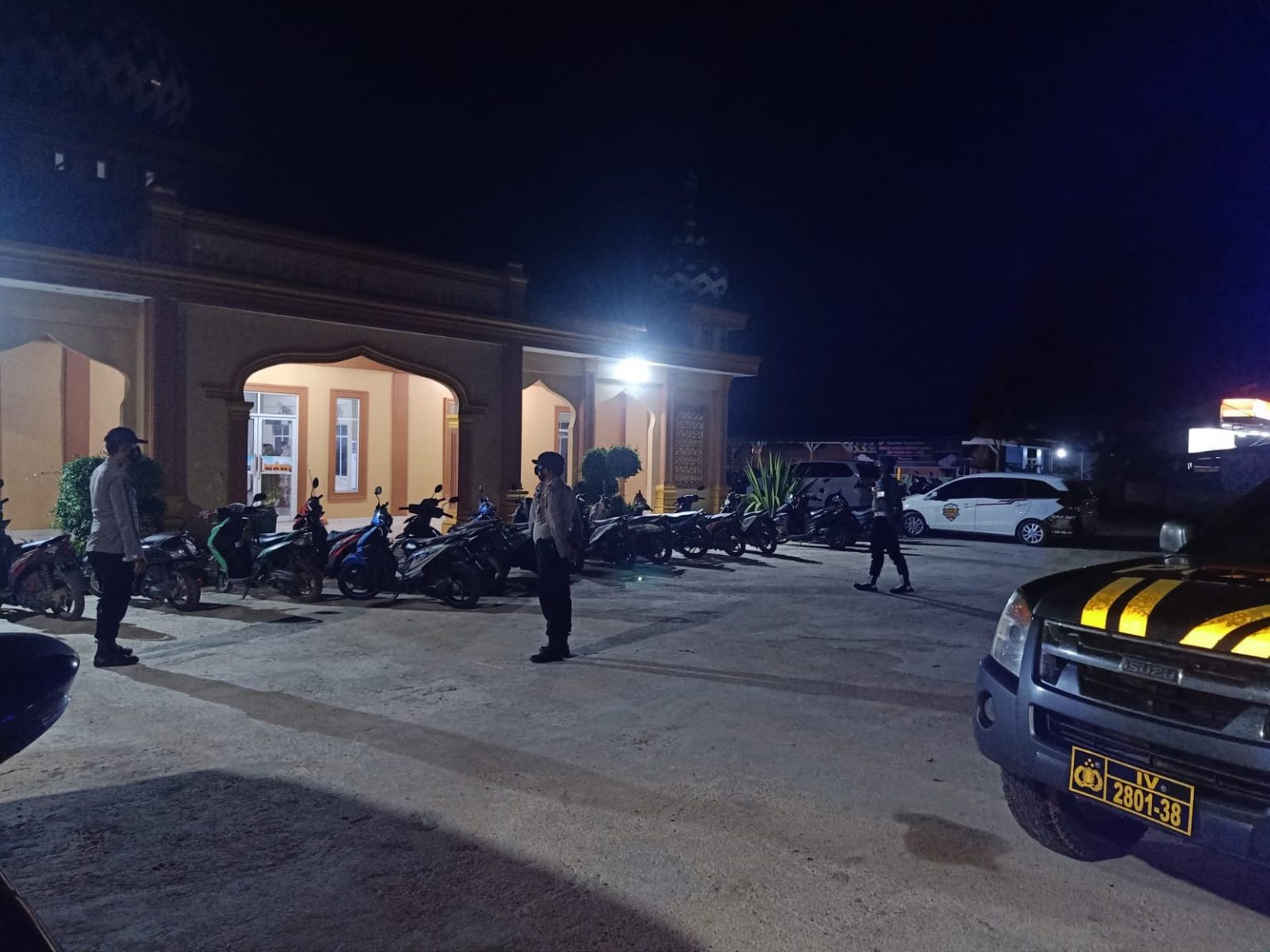 Sholat Tarawih Pertama, Polsek Pangkalan Lesung Lakukan Pengamanan di Masjid
