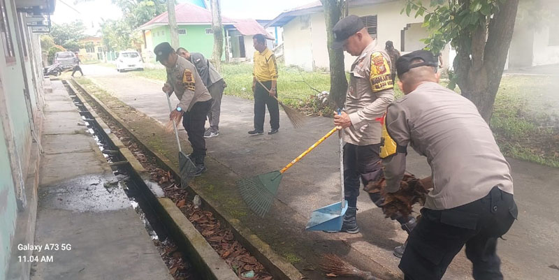 Polsek Bukit Kapur Laksanakan Kegiatan Gotong Royong Bersama Warga