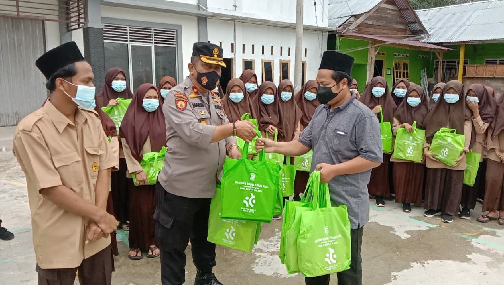 Kapolsek Tapung Antarkan Paket Bantuan Untuk Para Santri di Ponpes Nurul Iman