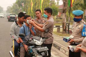 Kapolres Inhu AKBP Dasmin Ginting Bagikan Masker Kepada Masyarakat 