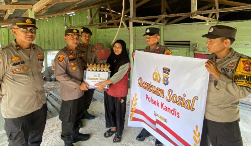 Dengarkan Curhat Warganya, Kapolsek Kandis Turun Langsung Menyerahkan Sembako kepada Keluarga Asnidar