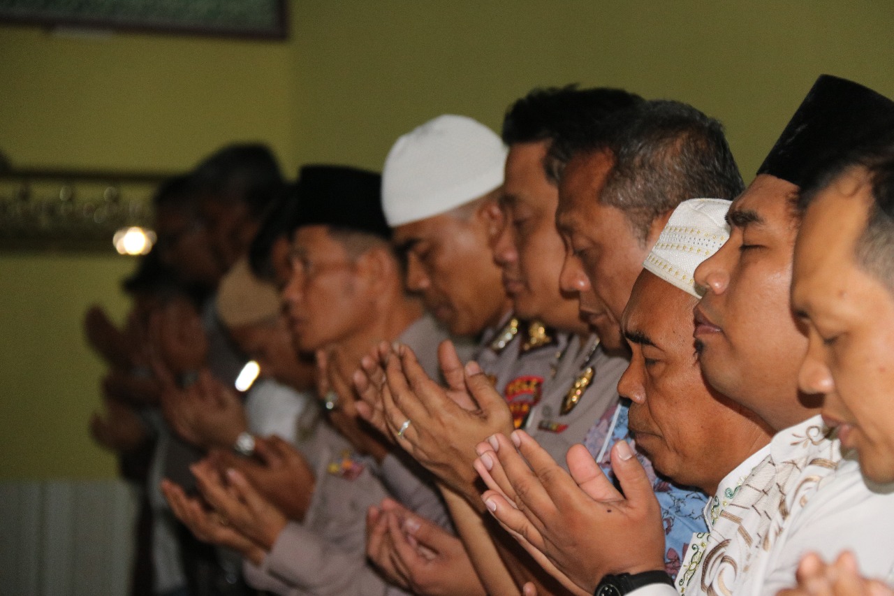 Kapolda Riau Laksanakan Shalat Ghaib Di Masjid Al Adli Polda Riau