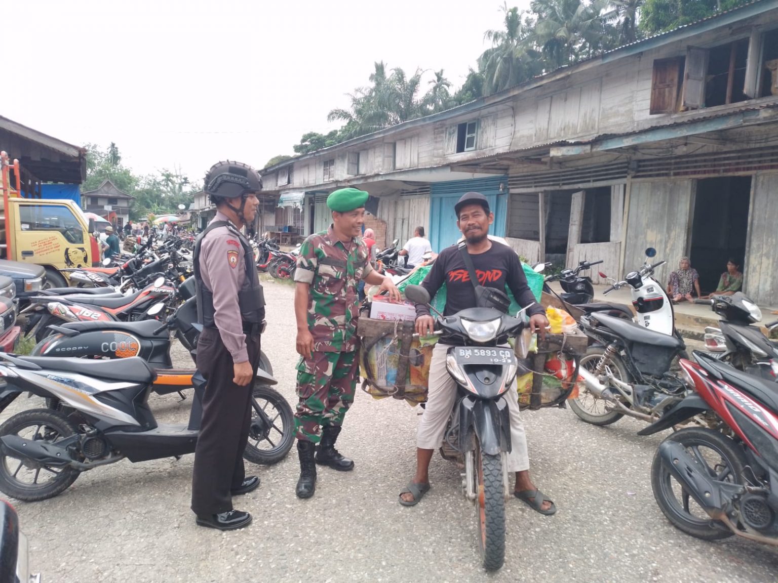 Sinergitas TNI-POLRI, Polsek Bunut Lakukan Patroli Bersama